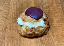 Fastelavnsbolle m. flødeskum og creme